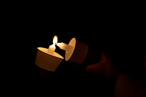 Anzünden einer Kerze. / Erzdiözese Wien / Schönlaub Stephan